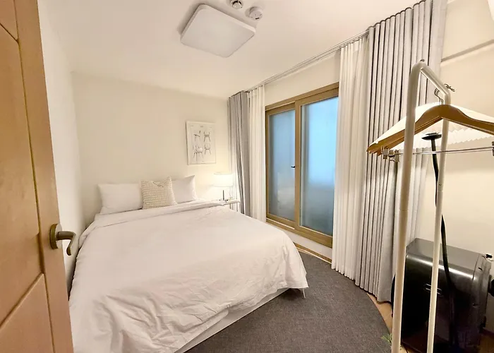 Hongdae Ewha 2br Cozy 7min To Ewha Univ Station *